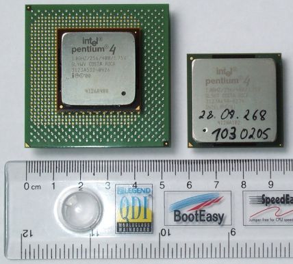 Links: P4-1800 Sockel-423 - Rechts: P4-1800 Sockel-478