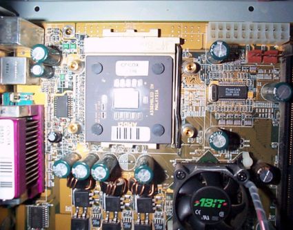 vier Kühlkörperhalter um CPU-Sockel