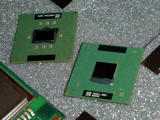 Intel Northwood Vorserienexemplar (rechts, Quelle: Akiba)