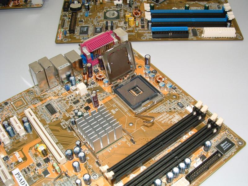 CPU- und Speichersockel des kommenden ASUS P5AD2 (Alderwood)