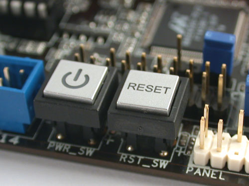 Power- und Resetknopf direkt auf dem Mainboard