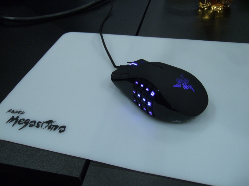 Razer Naga Maus auf Razer Megazoma Mousepad