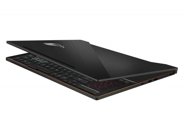 ASUS ROG Zephyrus leicht offen