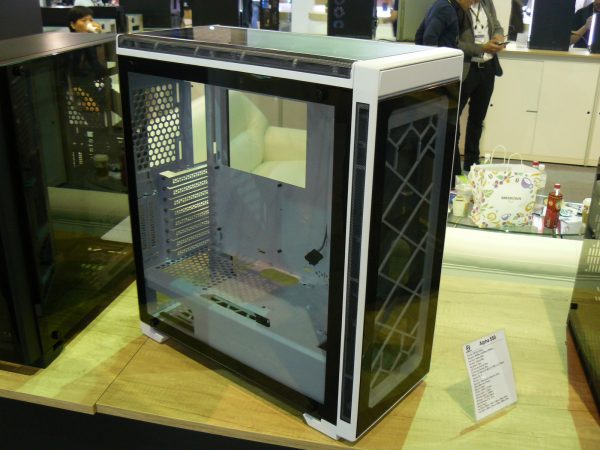 Lian Li Alpha 550