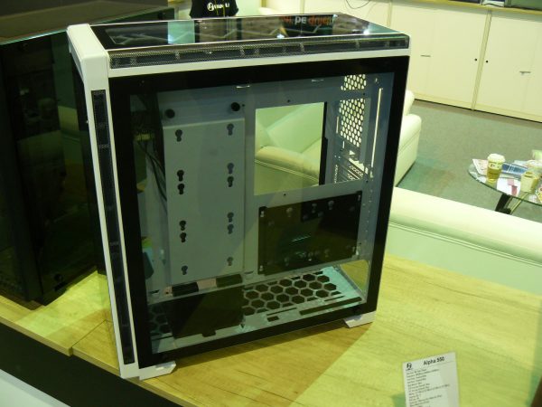 Lian Li Alpha 550 rechts