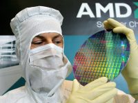 AMD-Techniker mit Wafer