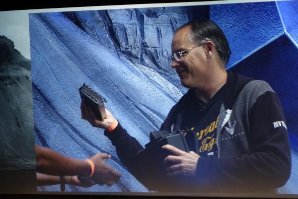 Tim Sweeney begutachtet Radeon RX Vega Nano
