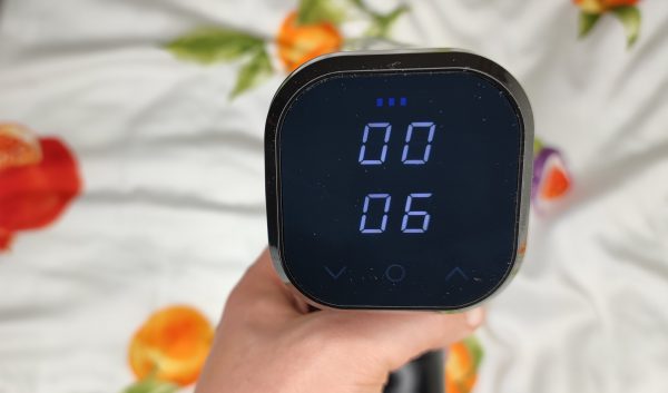 Das Display zeigt die Dauer der Massage und die eingestellte Intensität an.