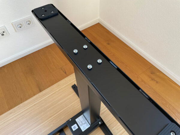 Standfuß mit Hubsäule verbinden