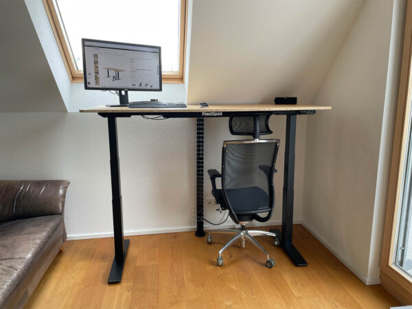 FlexiSpot E9 - maximal auf 131 cm Arbeitshöhe ausgefahren, da passt sogar der Bürostuhl drunter