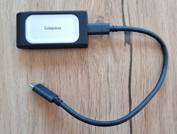 Kingston XS2000 Portable SSD - mit Gummischutz und Kabel