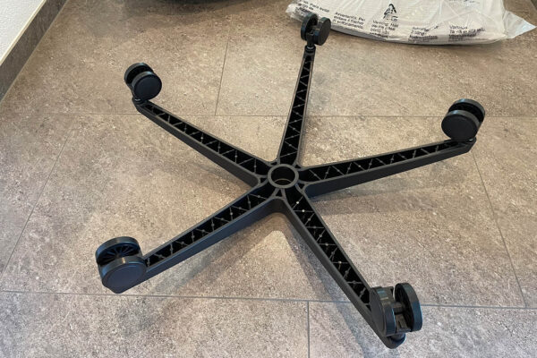 Kunststoffrollen in Fußkreuz stecken