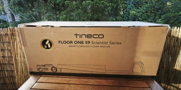 Der Tineco Floor One S9 Scientist wird in einem schlichten Karton geliefert.