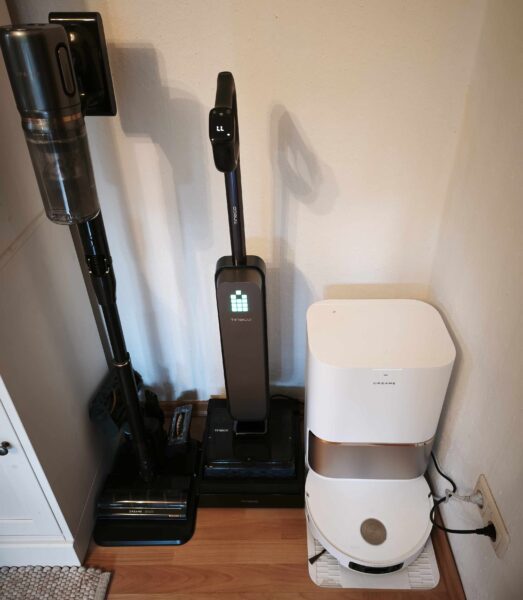 Der Tineco Floor One S9 Scientist neben einem Handstaubsauger sowie einem Saugroboter.
