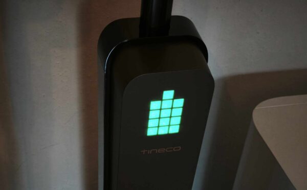 An der Vorderseite sitzt eine Pixel-LED-Anzeige.