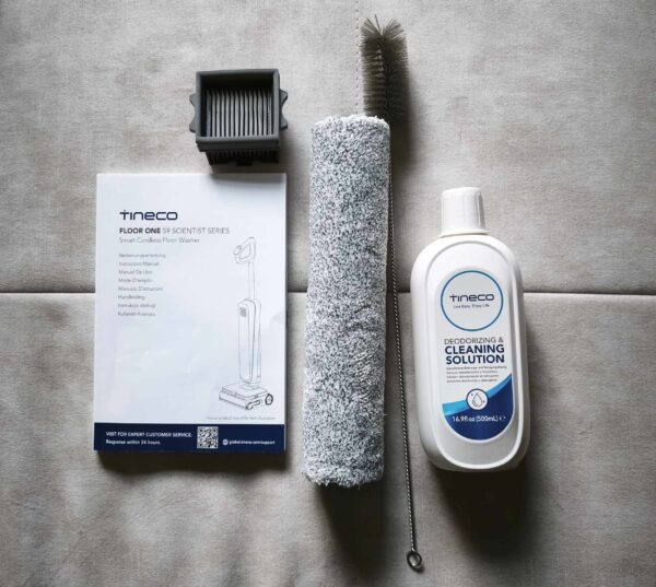 Zum Lieferumfang des Tineco Floor One S9 Scientist zählen auch eine Reinigungslösung, ein Ersatzfilter, eine zweite Walze, eine Anleitung sowie eine Bürste.